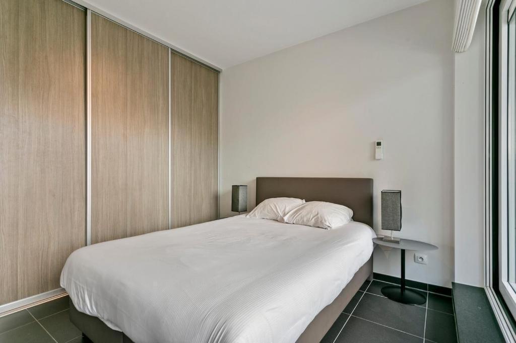 In Heart Of With Balcony View Apartment